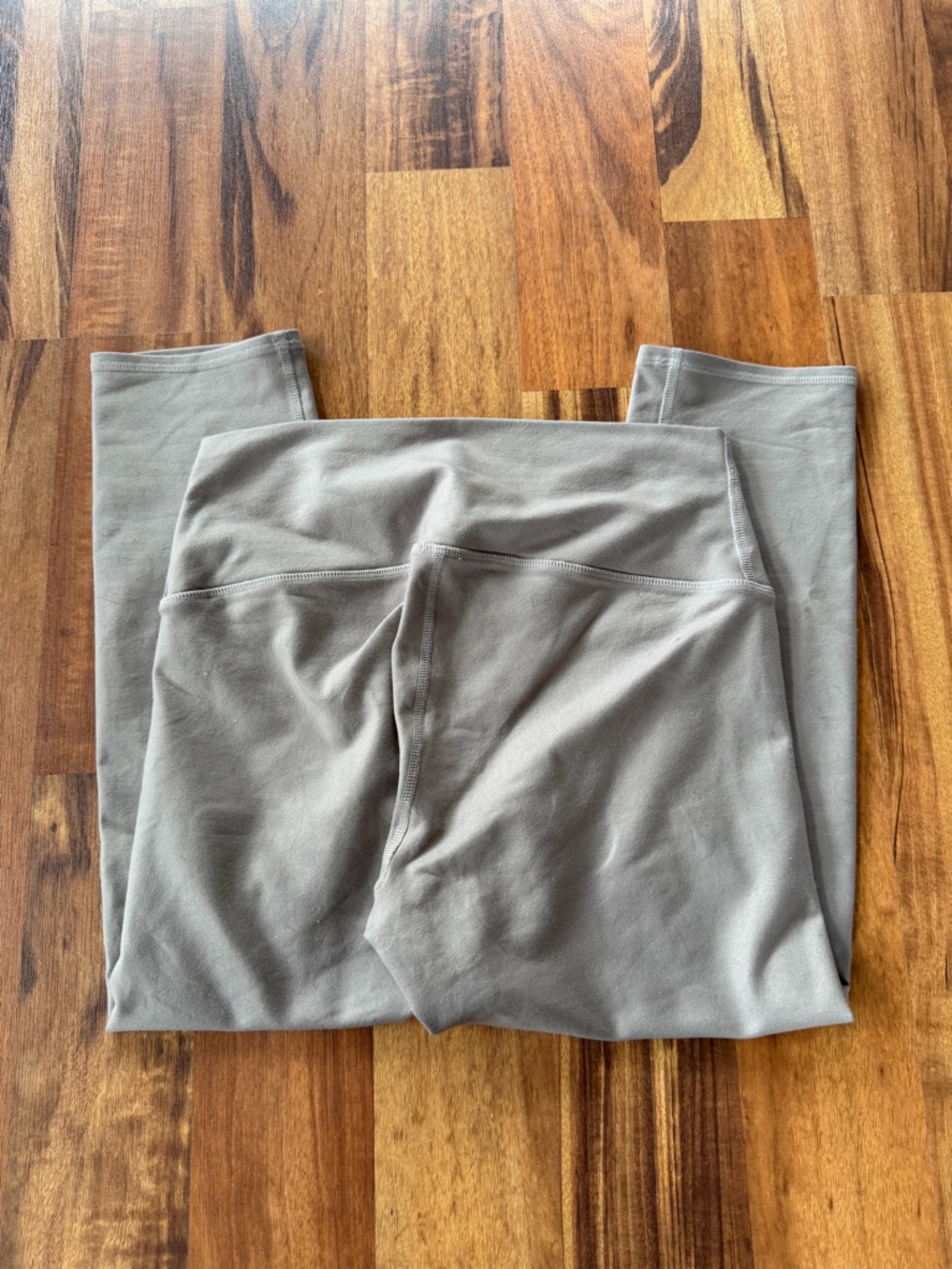 ALO Yoga Taupe Cropped Leggings with Subtle Logo - Picture 2 of 4